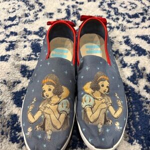 Disney x TOMS Snow White Flats with Red Bow – Women’s Size 7